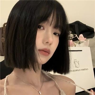 泳池里的女人